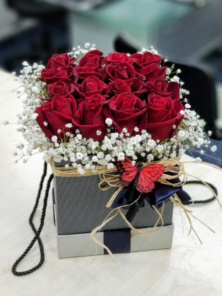 Kütahya Çiçekçi Kutuda 16 Gül 