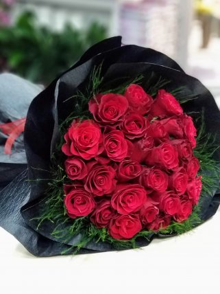 Kırmızı Güllerin Asaleti Kütahya Çiçek Gönderimi