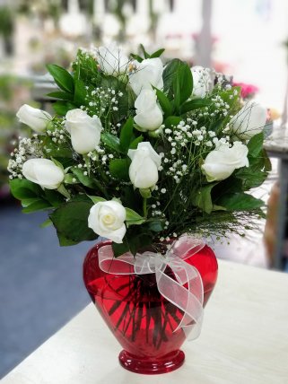Kalp Vazoda Beyaz Gül Aranjmanı
