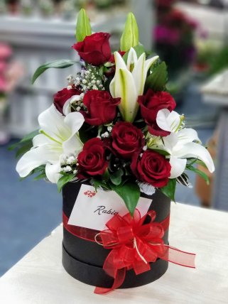 Kutuda Kırmızı Güller ve Beyaz Lilyum Buketi