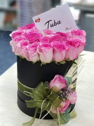 Kütahya Çiçekçi Kutuda Pembe Güllerin Cazibesi