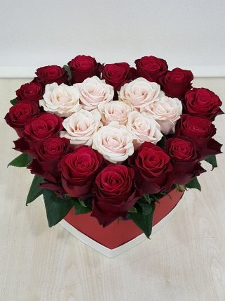 Kalp Kutuda Kırmızı Beyaz Güller