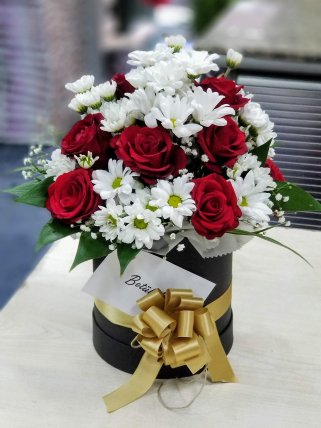 Kütahya Çiçekçileri Kutuda Güller ve Papatya Aranjmanı