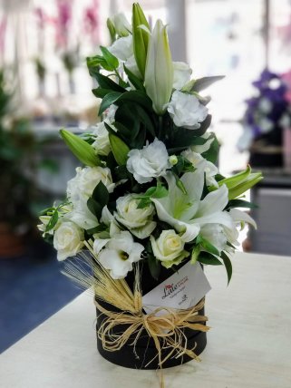 Kutuda Beyaz Çiçek Aranjmanı