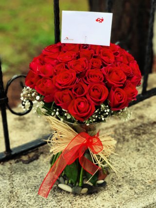 Kütahya Çiçekçi Sitesi Cam Vazoda 40 Adet Gül Aranjmanı