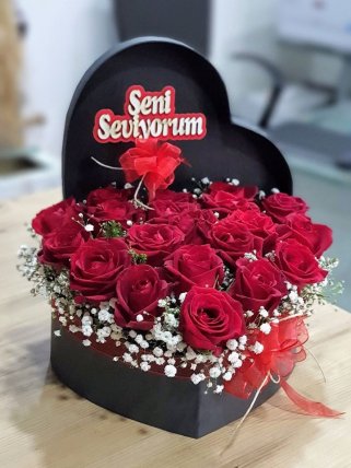 Kütahya Çiçekçi Kalp Kutuda Kırmızı Güller