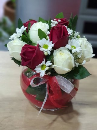 Cam Vazoda Güller ve Papatya