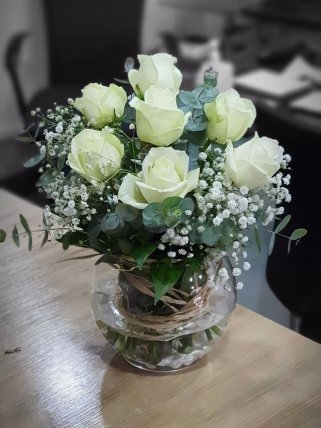 Cam Fanusda Beyaz Gül Aranjmanı