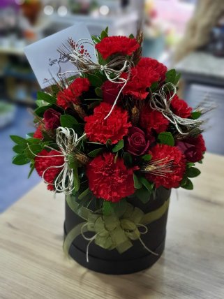 Kutuda Kırmızı Karanfil ve Gül Aranjmanı