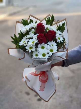 3 Gül ve Beyaz Papatya Buketi