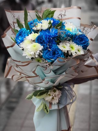 Mavi Güller ve Papatya Buketi