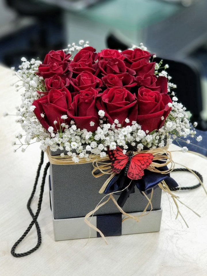 Kütahya Çiçekçi Kutuda 16 Gül 