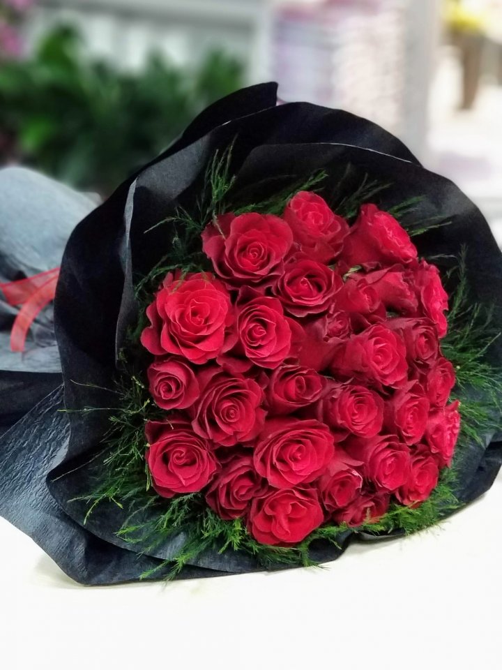 Kırmızı Güllerin Asaleti Kütahya Çiçek Gönderimi
