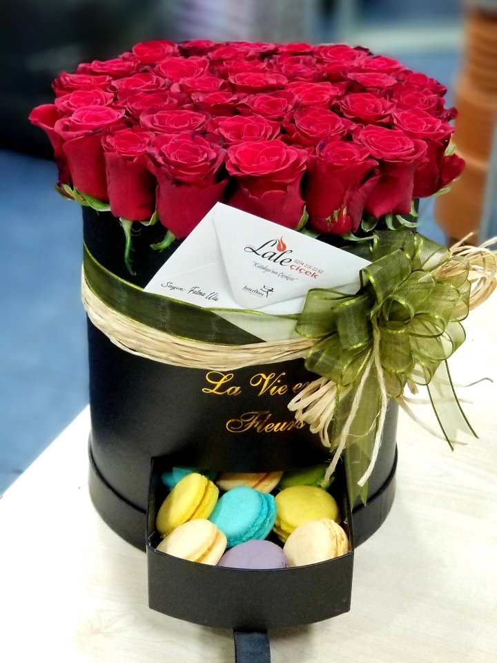 Kutuda Kırmızı Güller ve Macaron Kütahya Çiçekçi