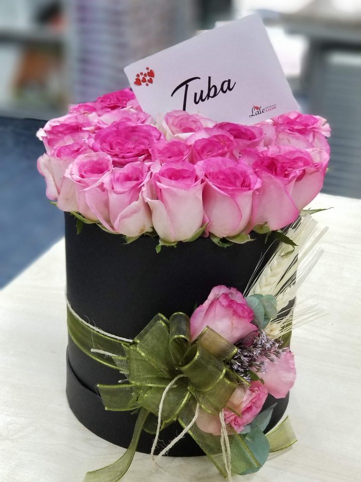 Kütahya Çiçekçi Kutuda Pembe Güllerin Cazibesi