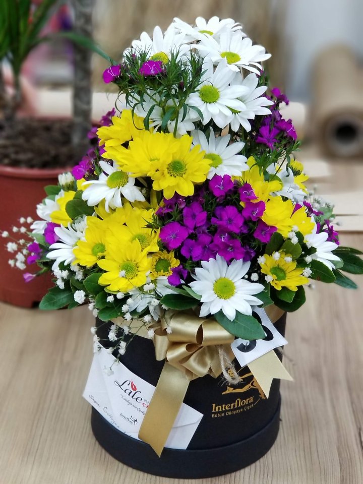 Kutuda Kır Çiçekleri Aranjmanı