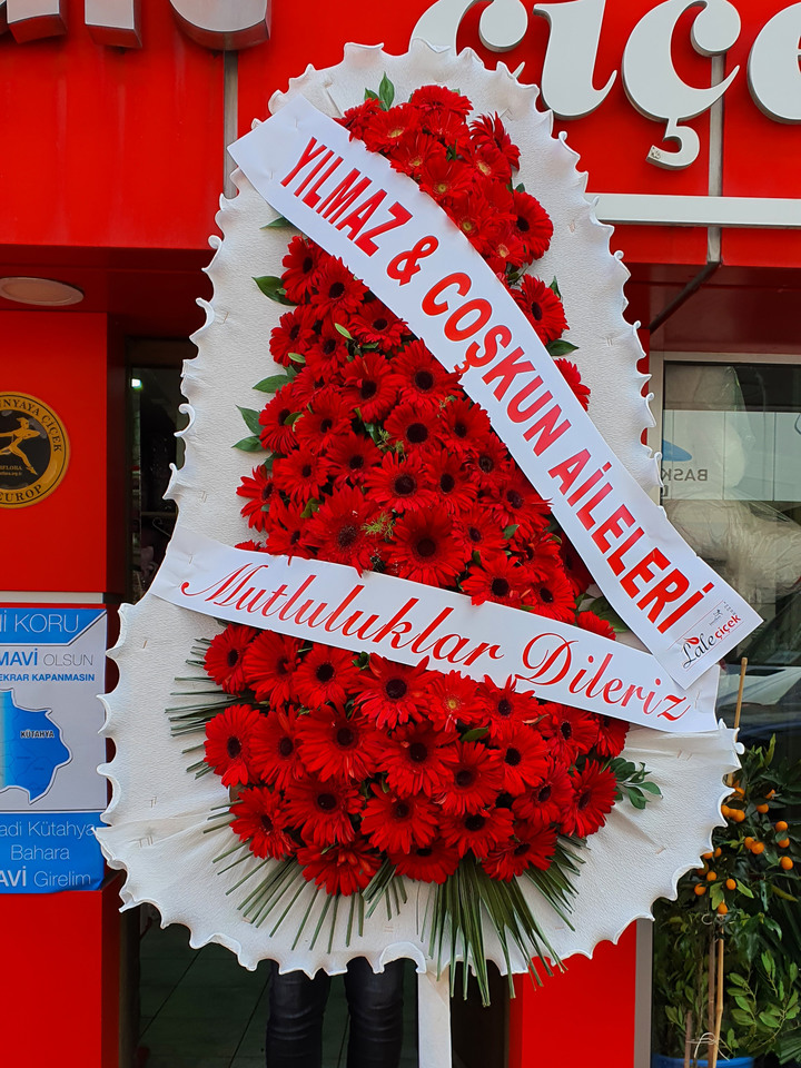 Kütahya Çelenk Gönderimi Kırmızı Çiçekli Çelenk