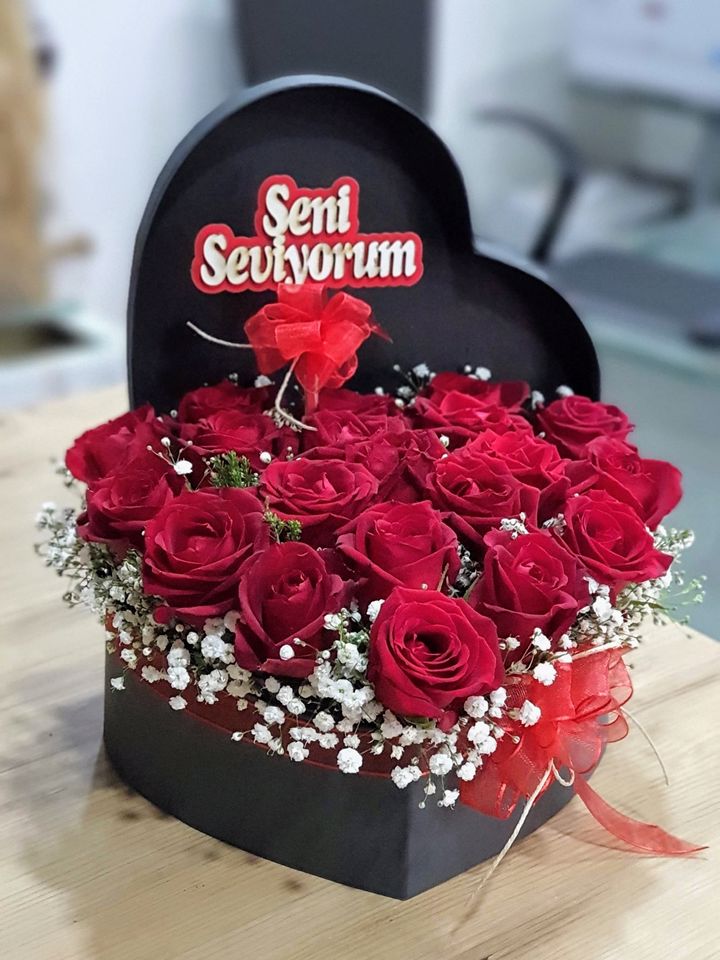 Kütahya Çiçekçi Kalp Kutuda Kırmızı Güller