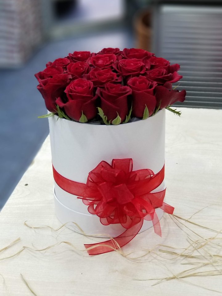 Kutuda Kırmızı Güller Bağlıyım Sana