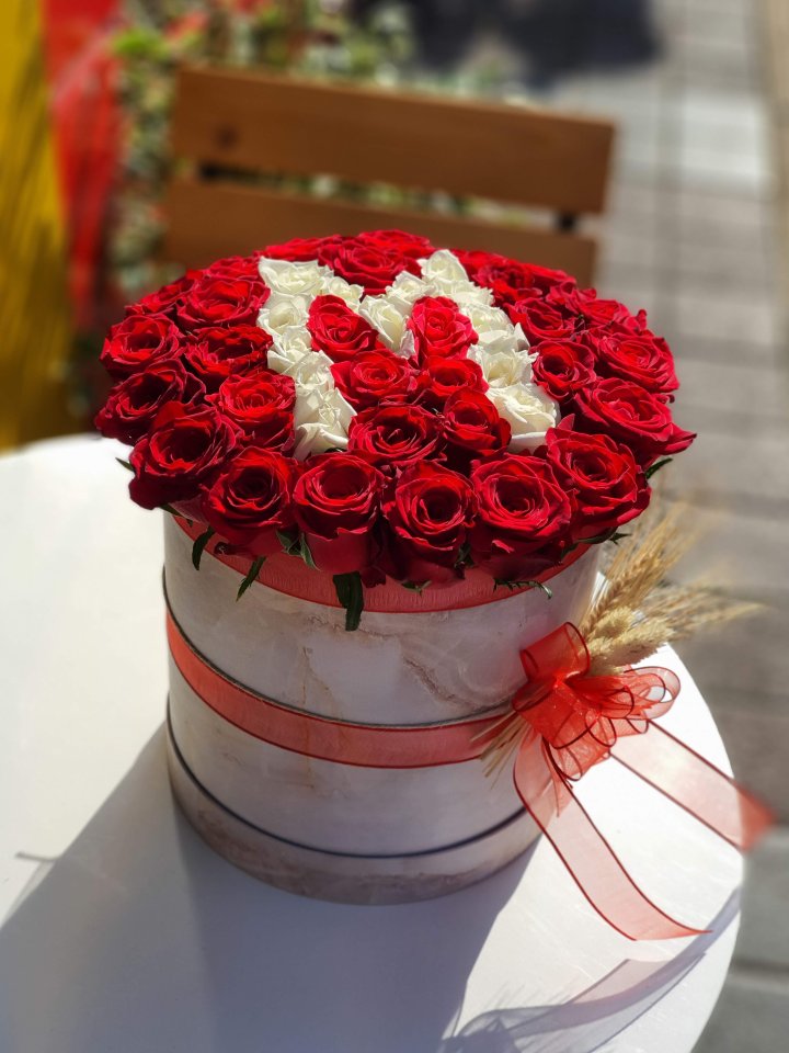 Kutuda Baş Harf Gül Aranjman