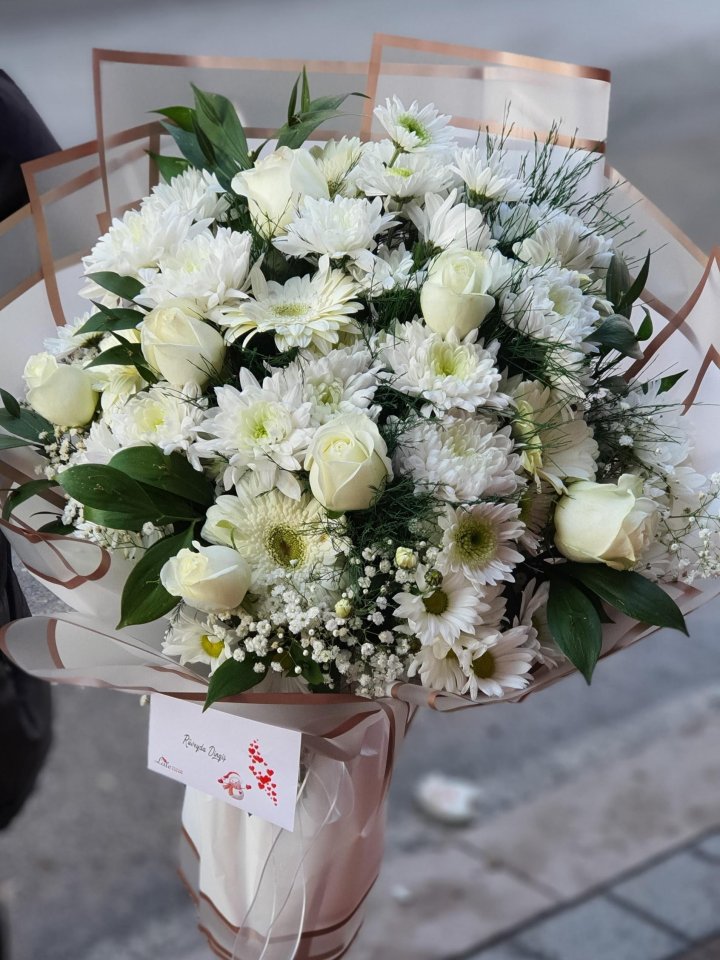 Beyaz Gül ve Krizantem Buketi