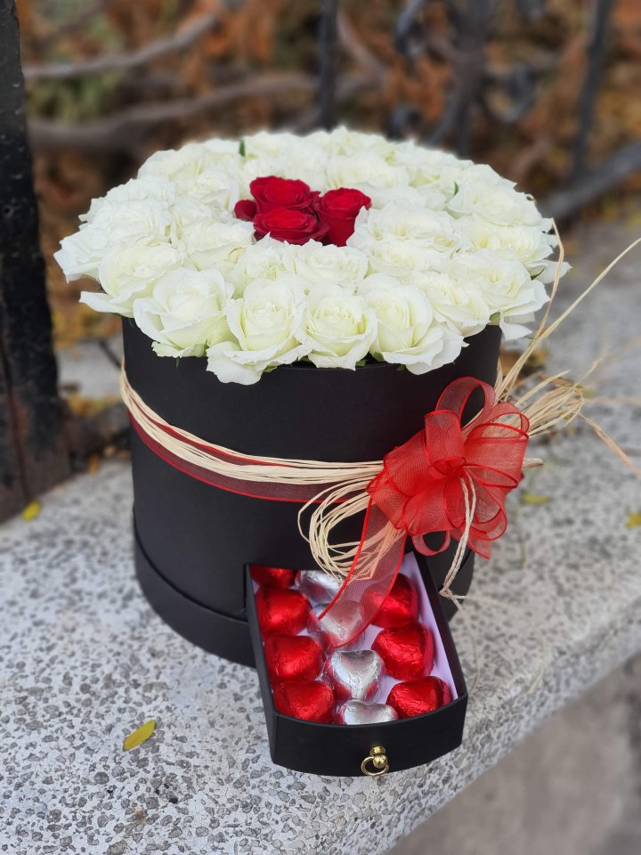 Kutuda Beyaz Güller ve Çikolata
