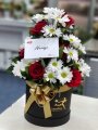 Çiçekçi - Kutuda Papatyalar ve Kırmızı Güller