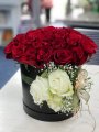 Çiçekçi - Kutuda Kırmızı Güller ve Beyaz Gül
