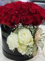 Çiçekçi - Kutuda Kırmızı Güller ve Beyaz Gül